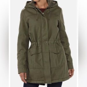 PATAGONIA Women’s Insulated Prairie Dawn Parka in Industrial Green